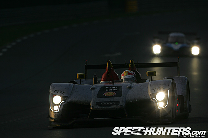 Desktops>> Audi R15 Night Speed