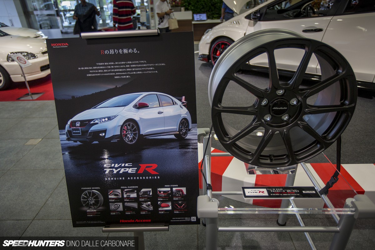 Type-R-Display-HHQ-08