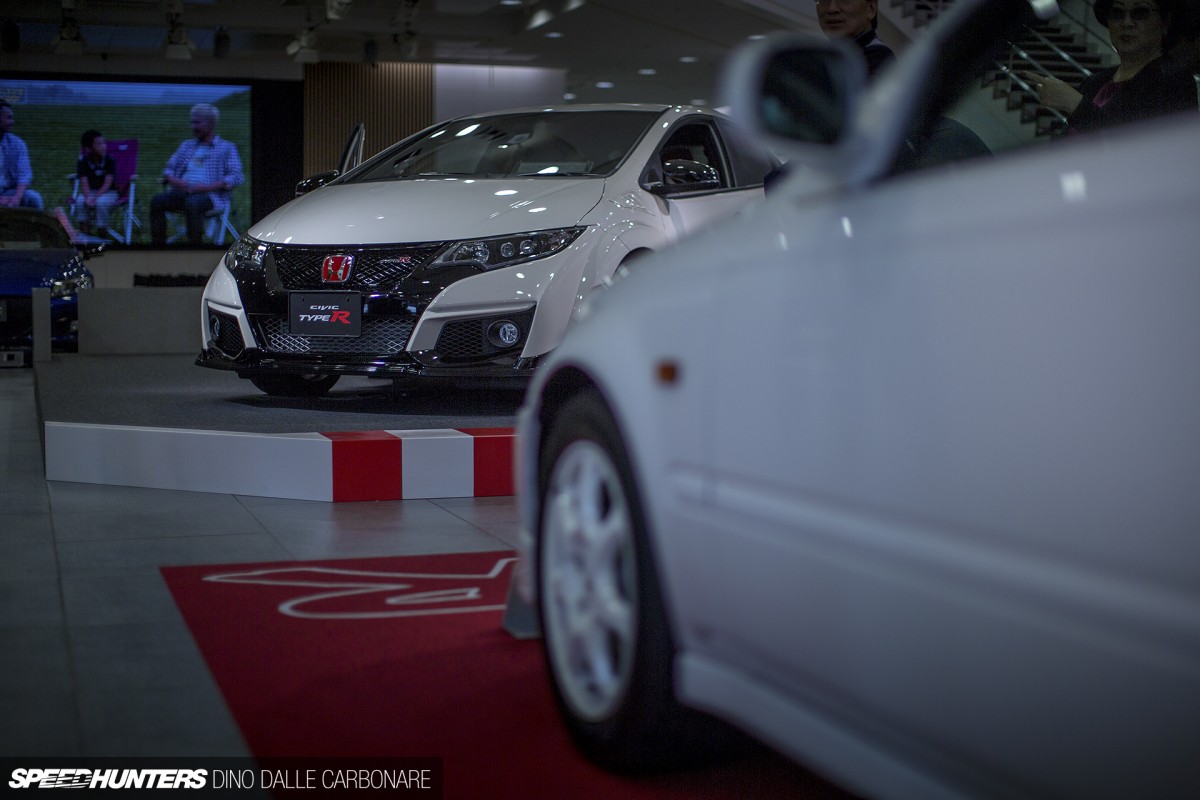 Type-R-Display-HHQ-21