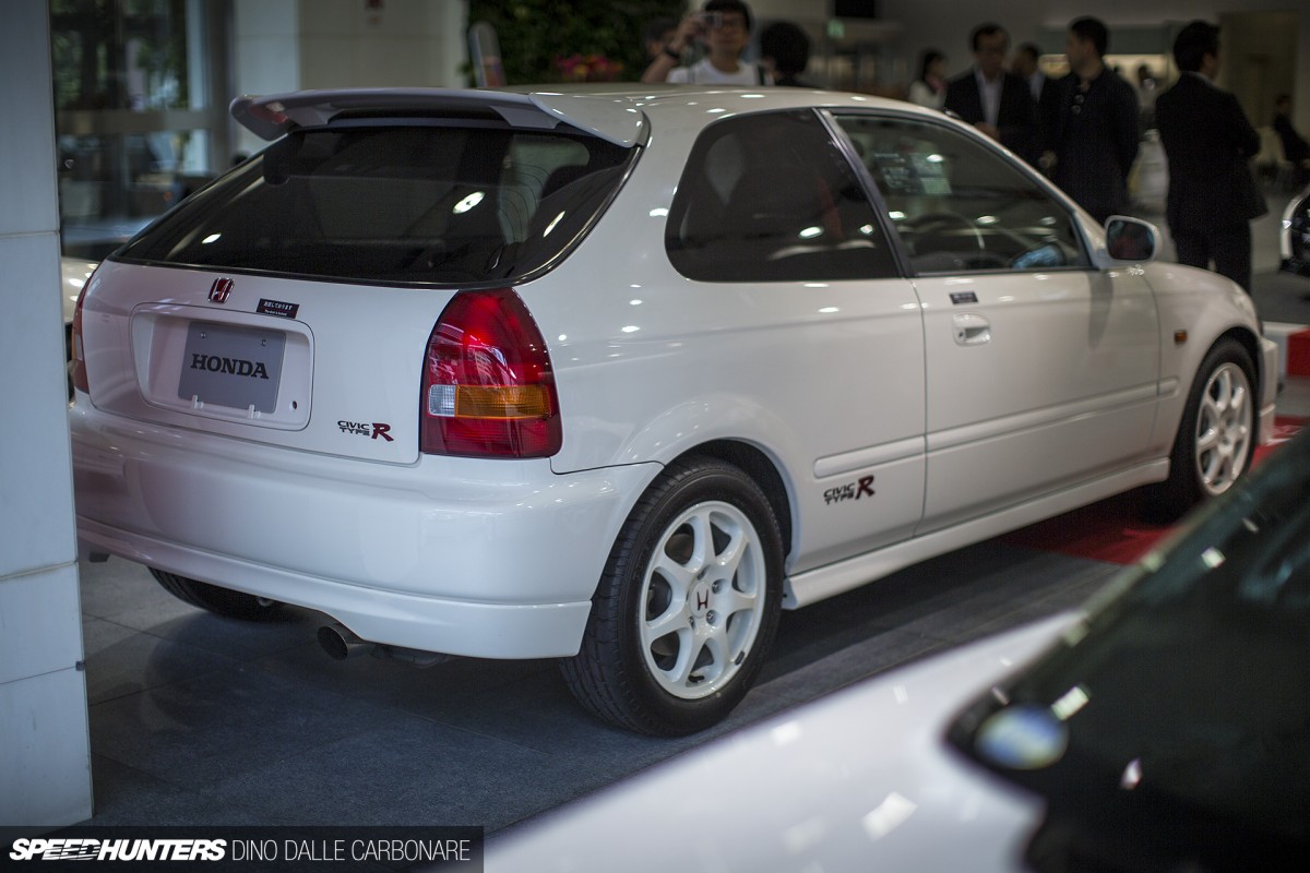 Type-R-Display-HHQ-23