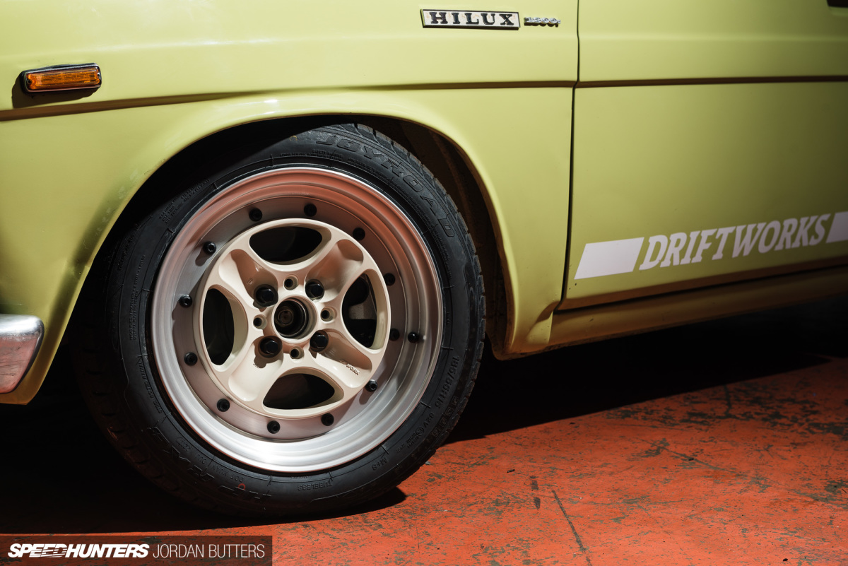 driftworks-hi5-hilux-jordanbutters-speedhunters-5959