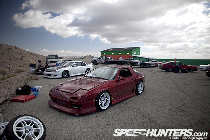 Desktops>> John Chow’s Red & White Fc Rx-7