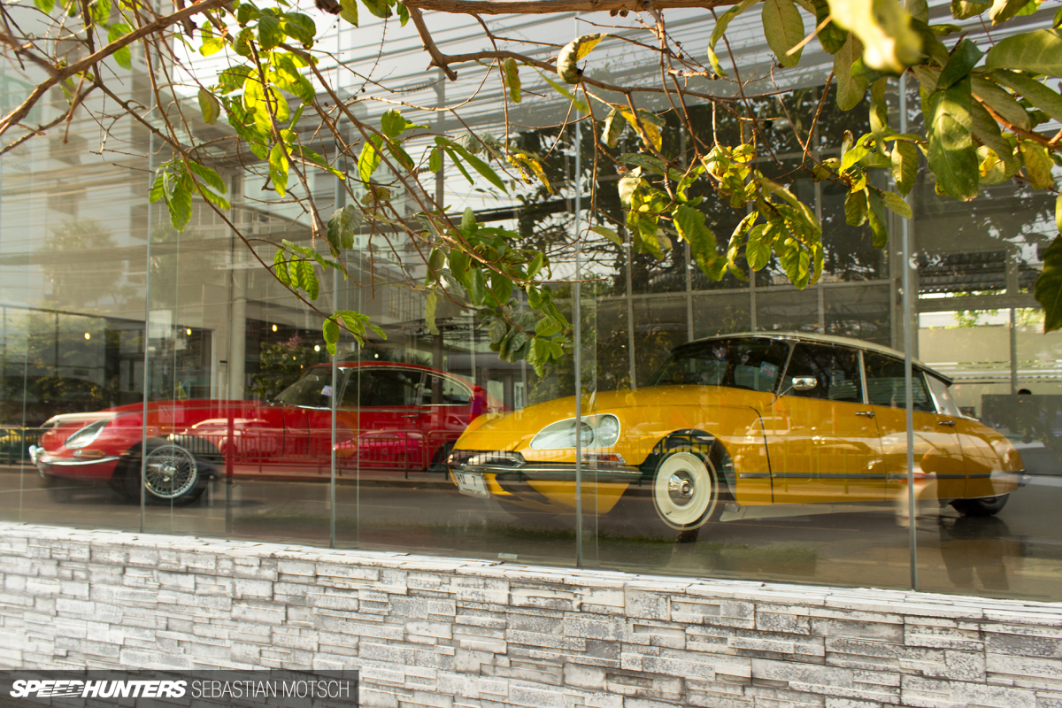 Citroen DS Jaguar E-Type in Bangkok Thailand by Sebastian Motsch