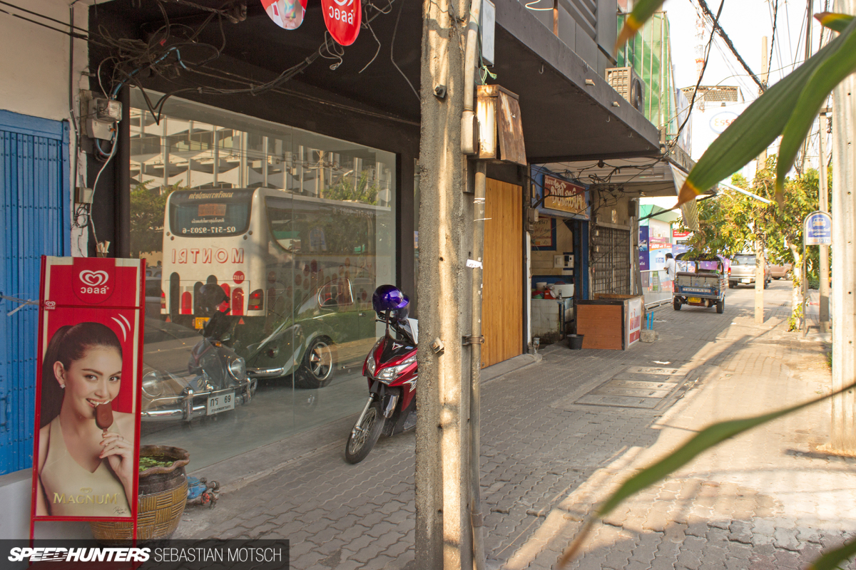Volkswagen Beetles in Bangkok Thailand by Sebastian Motsch 01