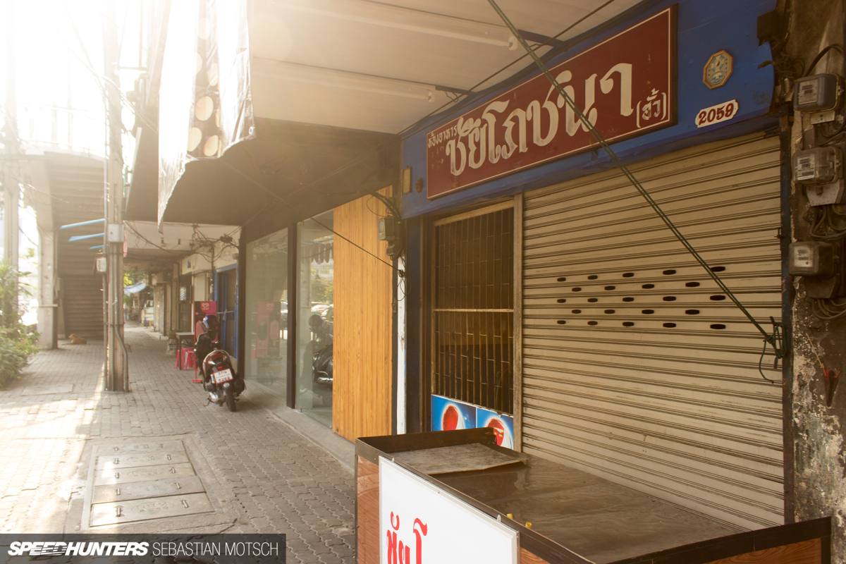 Volkswagen Beetles in Bangkok Thailand by Sebastian Motsch 02