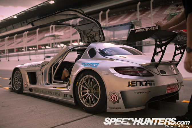 Desktops>>24h Dubai 2011 � Wednesday�Snaps